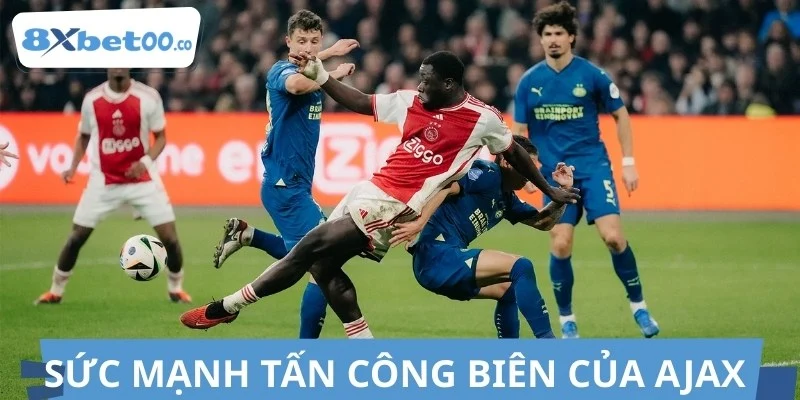 Các cầu thủ Ajax phối hợp tấn công biên đầy tốc độ